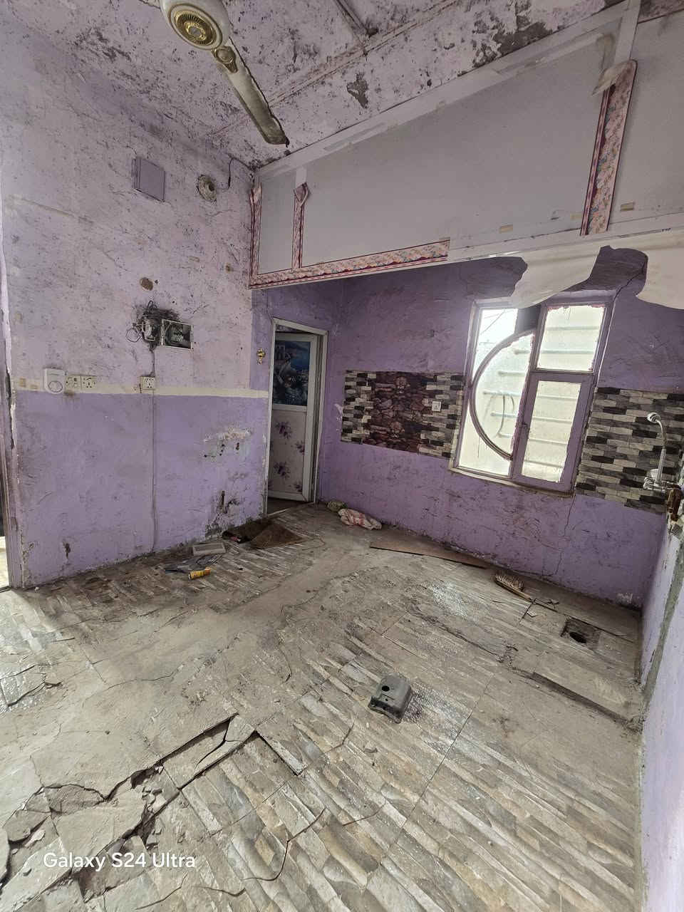 بيت لبيع بشارع المطار القديم المساحه ٥٠متر يحتوي على غرفه وصاله مفتوحه على المطبخ وصحيات السعر ١٢ وبي مجال للستفسار*********** مكتب بركات ام البنين قرب اسواق فدك
