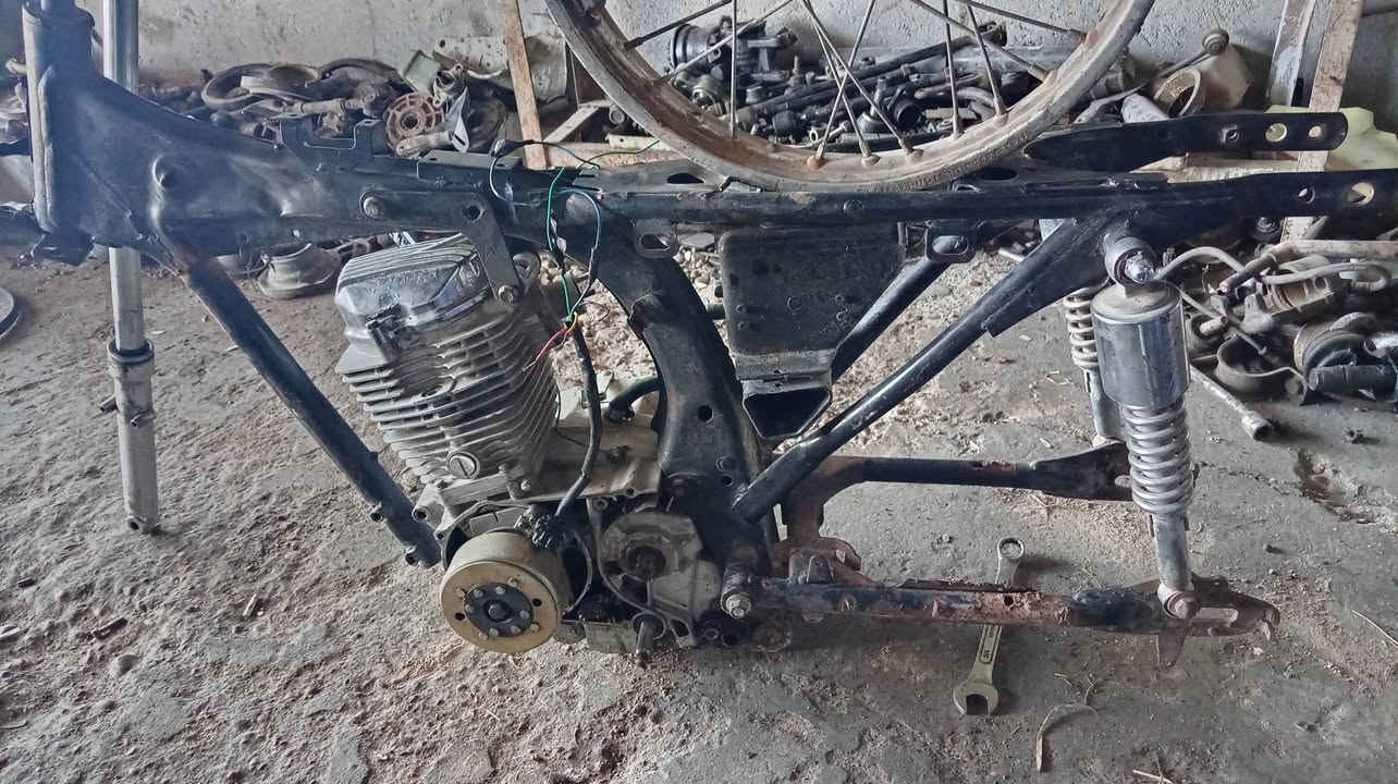 سلام عليكم شباب متاح شاصي ومحرك ادفع سعر عجبني ابيع ***********
