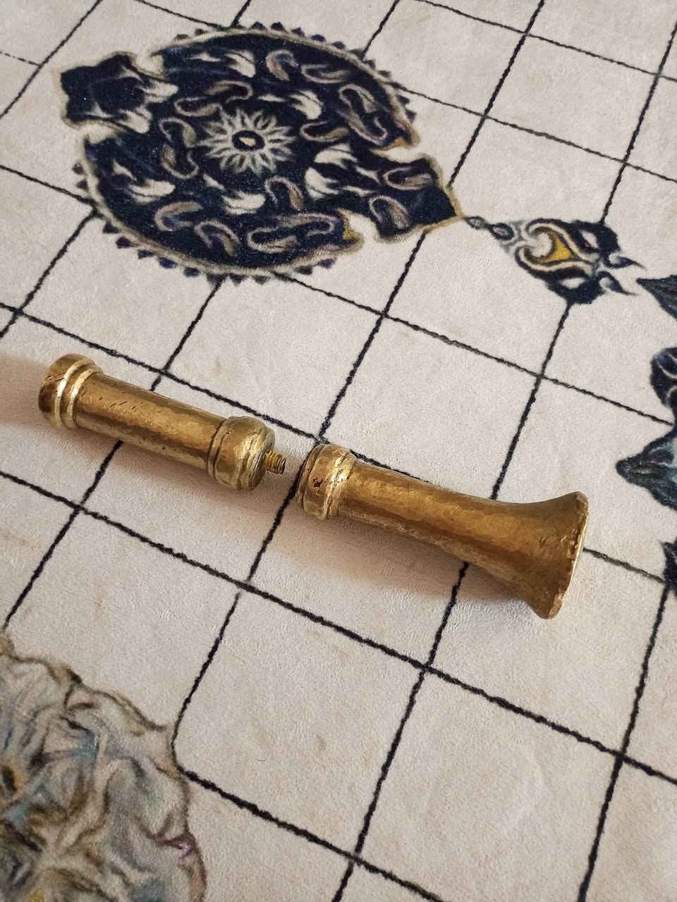 يده هاون اصليه قديمه جداً وثقيله مفصوله قطعتين القبضه والمدك قياس 23سم ونص
للبيع ‏‪***********‬‏
