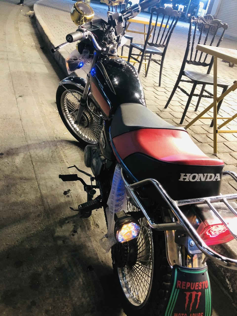 سلام وعليكم شباب دراجه للبيع مكاني بغداد كلشي شغال بيه بدون اوراق سعر400وبيه مجال الرقم ***********  ‏واستاب ￼￼￼
