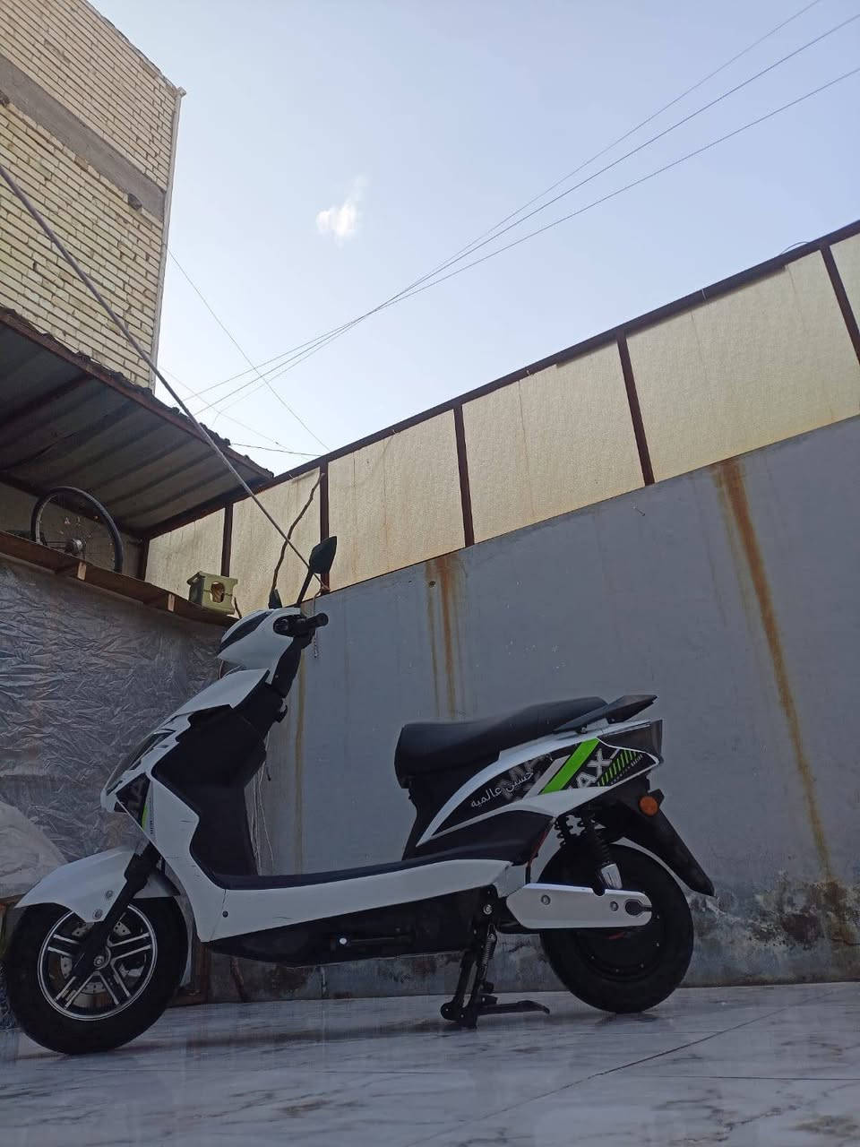 السلام عليكم دراجه سكنس شحن للبيع  النظافه 90 
6 باتري تحكم سرعه اشاير لايت عالي ناصي كلشي بيهه شغال السرعه 100 السعر 600 بغداد الحريه ***********
