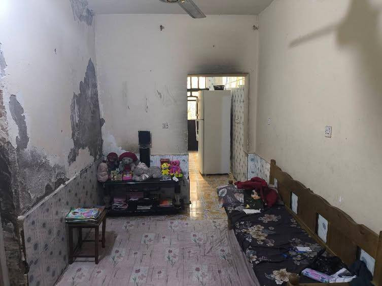 عليكم بيت للبيع بشارع ابو سمير رقم الدار 26434 هاي حاله البيت موضح كلشي بل صور مساحته 150 م سعره 90 وبي مجال إن شاء الله وهاذ رقمي اي استفسار على البيت وبل خدمه ***********
