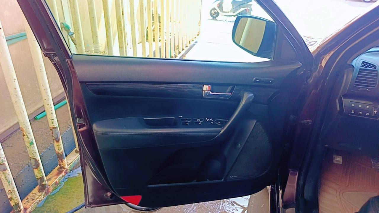 السلام عليكم
‏كيا سورنتو موديل 2012 وارد أمريكي جاملغ وبنيد مصبوغات دون دواخل السياره فول
‏مواصفات محرك 6 سلندر 3500  عدد الركاب 7 تبريد 3 قطع كشنين كهرباء حساس خلفي شاشة كامره تحكم جهتين مري قلاب داخل صاج ملكي داخل بيجي  أشاره بالمرايه كشاف كشنات تدفئة تبريد حتى الستيرن تدفئه بنوراما  وبعد بيها مواصفات السياره جاهزه فول الفول بيها بارد قليل بقبق الجنطه دون صبغ
‏كير محرك حاويه قبل شهرين شأنها
‏حدادية جدد تبريد ثلج تخم تاير جديد مكفوله من شاصي ولغد وحوض رقم إنكليزي بغداد تحويل مباشر رايدها ب 140 ورقه بيه مجال للشراي
‏مكانها نجف  
‏***********
