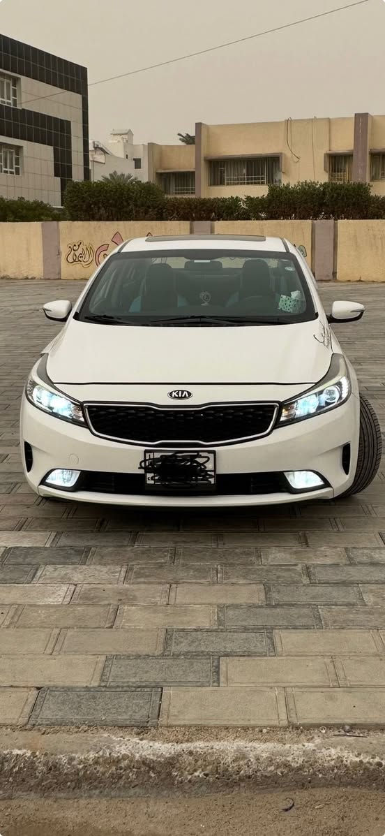 كيا سيراتو خليجي محرك 2000  موديل 2018 خاليه من الصبغ ما عدا دعاميه الاماميه مصبوغه مواصفات السياره سلايد روف مري شفط اللايت الامامي لد مع منظومه كامله للايت زنون سياره كامله مابيه اي نقص السعر 140  ورقه رقمه اربيل وباسمي تحويله شوكت متريد ممتواجد على الفيس بوك اتصال بالرقم ***********
