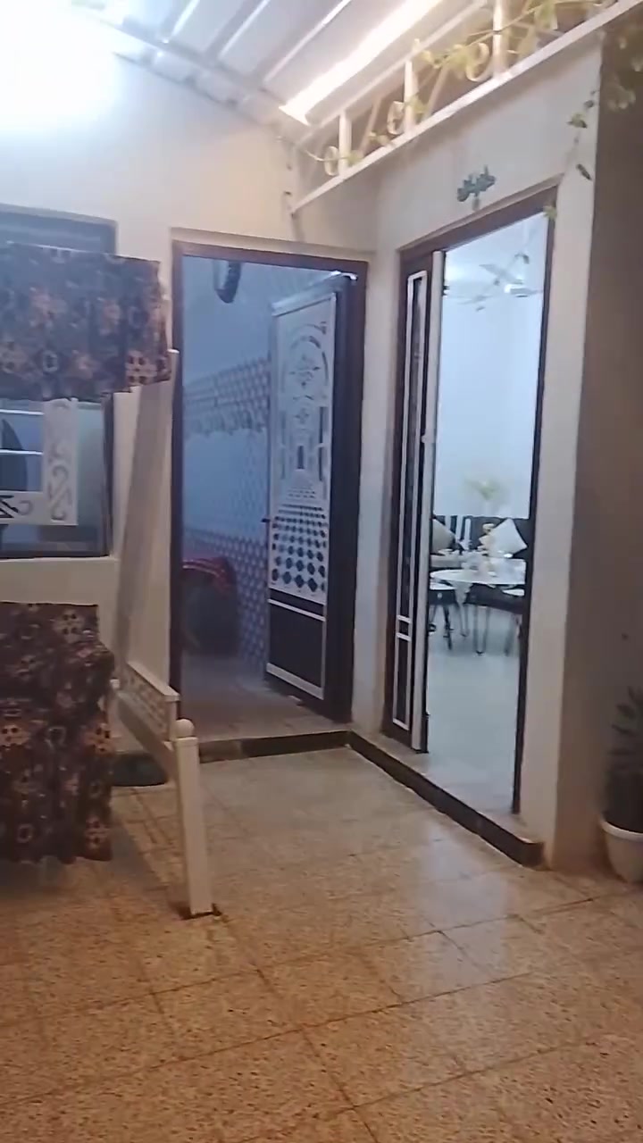السلام عليكم دار للبيع في حي الملايين الثانيه طابق الاول كراج سياره مطبخ استقبال هول غرفتين نوم وصحيات مناور اثنين طابق الثاني غرفتين نوم هول الواجهه ثمانيه العمق 21 ونص زراعي وصل بلديه الاستفسار ***********.  ***********
