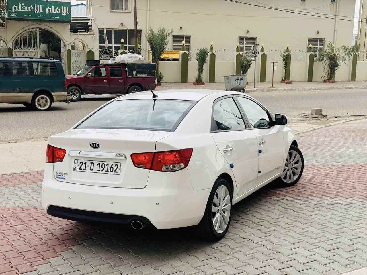 ڪیا سیراتو مودیل2013  خلیجی مکینە 1600 دوش  ژينگة سنوية هزة رقم كلها جديد مواصفاتها  فول ماعدا بصمة سلايت   گير ٦ نمر داخل احمر  حساس خلفي  اشار بل مری  صالنصا رياضي تحکمات حاکیه بلوتوث مراية شفط خمسه ویل کب 17  یدات نیکل   ای بی اس  تخم تایر جدید سيارة بدون صبغ بس مكانين تعديل بارد بي    بدون حالوب 
كير ،محرك  بدون عيب  مامفتوح شرط تبريد، تحويل شرط مكاني كركوك ايسكان سعرها 114  بي مجال بسيط  
اسيا   :   ***********
