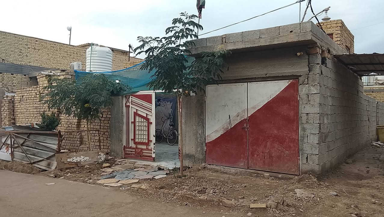 السلام عليكم بيت للبيع مساحه 200متر ركن يحتوي على غرفتيان واحد 5 ،5 و ثانيه 5 ،4 وصاله, 9,4 ومطبخ 5 ،5, واستقبال 7،4   ومحل تجاري 2,4 في الشطره قريب الحولي وقريب كليه البيطره الاستفسار ***********
