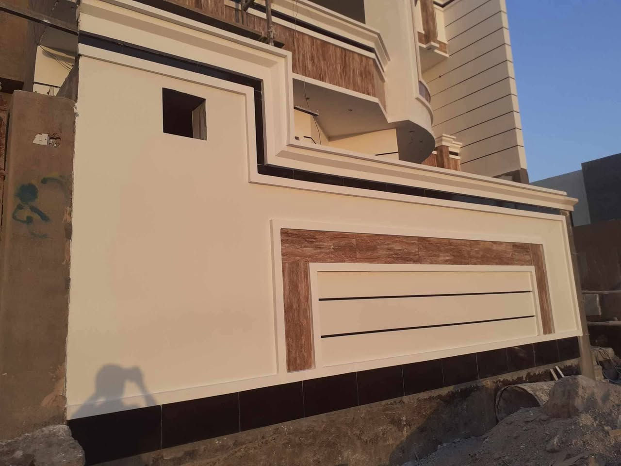 السلام عليكم صباغ متفرغ حاليآ اشتغل صبغ ولبخ وتطعيم فوم تركي وحجر صبغ خارج وداخل واجهيات ولبخ خشن وناعم شغل فول ومكفول اسعارنه مناسبه اتصل ودلل *********** متوفر واتساب
