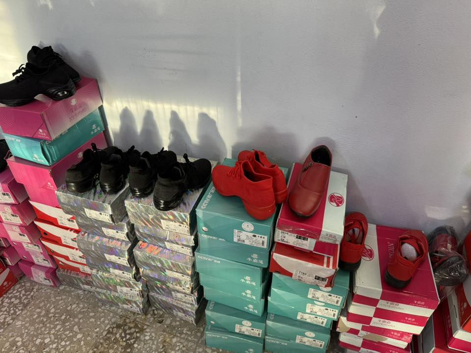 تصفية احذيه سعر قطعة 2,500 الف دينار بى مجال شلع شلع 
وارد بريطاني جديد تقريبن كميه 8000 قطعة  مشكل نسائي رجالي ولادي  
رقم واساب ***********
