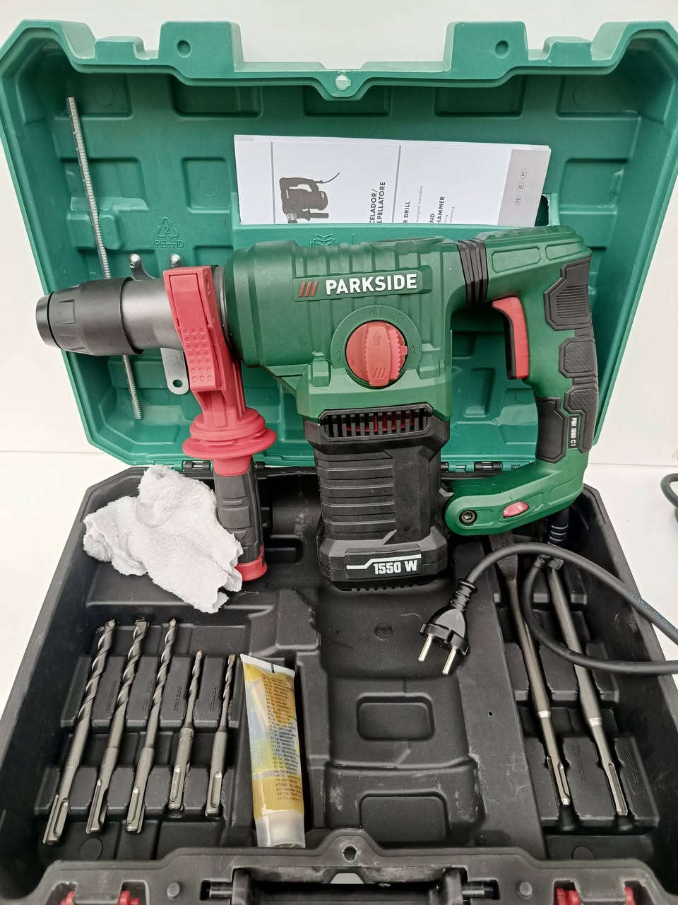همر كهربائي احترافي من PARKSIDE الألمانية 🇩🇪
مناسب لأعمال البناء، التكسير، وحفر الكونكريت 
⚙️ مواصفات الجهاز: ✔️ قدرة قوية 1550 واط
✔️ نظام تكسير + حفر متعدد الاستخدام
✔️ مقبض جانبي للتحكم والثبات أثناء العمل
✔️ هيكل قوي يتحمل الأعمال الشاقة
✔️ يأتي مع عدة رؤوس حفر وتكسير
✔️ حقيبة خاصة للحفظ والنقل
✔️ مناسب للكونكريت، الطابوق، والحجر
💰 السعر: 80,000 دينار فقط
🚚 التوصيل إلى جميع محافظات العراق 5,000 دينار
📩 طريقة الحجز:
مراسلة الصفحة على الخاص أوعبر الواتساب *********** 
📲 أرسل صورة المنتج + الاسم + العنوان + أقرب نقطة دالة لإتمام الطلب.
