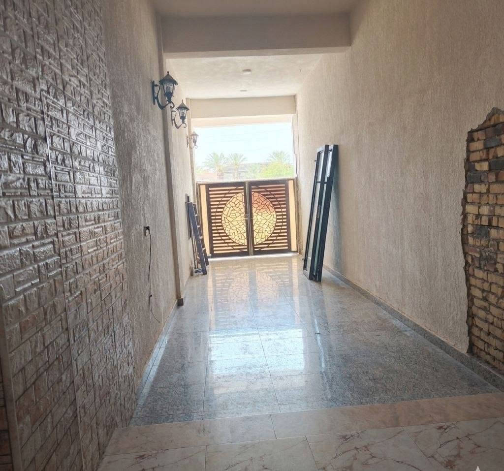 السلام عليكم 
بيت للأيجار في الكوت الهورة شارع مصرف الرشيد مقابل مركز واسط التخصصي للاسنان شارع تجاري جدا و موقعه حلو يحتوي طابق أرضي يحتوي على مدخل صالة و مدخل مطبخ و هول داخلي كبير و غرفتين نوم و منور و صحيات و طابق الاول يحتوي غرفتين نوم و صالة و صحيات كامل مكمل مع سطح طابق ثاني بناء سنة 2021 فقط للاستثمار و شركات ومراكز فقط وليس سكني ***********
