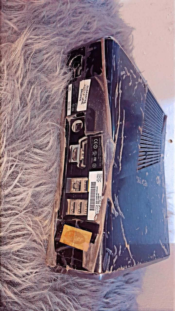 اكس بوكس نضيف وبي ١٠٠لعبه ويا يدتين اصليات وسعر ١٣٠ وبي مجال بسيط رقمي***********  مدينه الصدر
