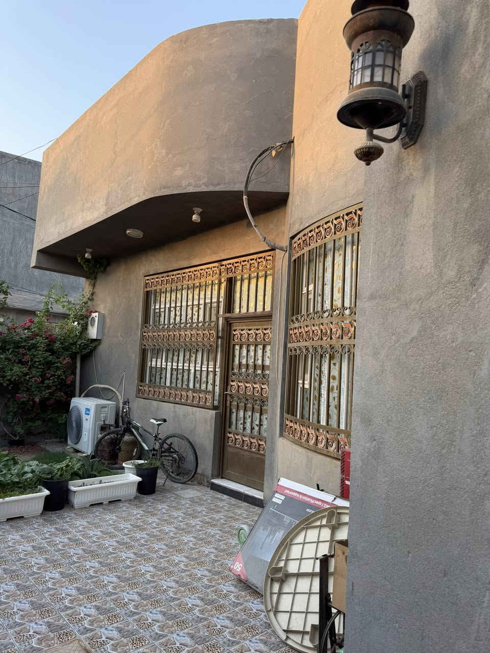 دار للبيع
حي الجزائر خلف المحكمه الجديده 

مساحه 220 متر ركن صرف زراعي

يحتوي ع 3 غرف نوم 

بناء 2020

عرض الشارع 8 متر

السعر 215 وبي مجال 

***********
