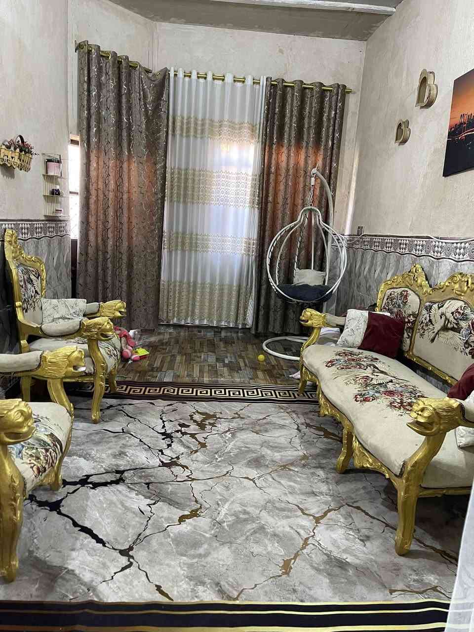 السلام عليكم بيت للبيع المساحه ١٢٥م يتكون من مضيف وهول و وغرفه ومطبخ وحمامات داخليه وخارجيه ومنور وطارمه  كل الخدمات متوفره حي رشيد قرب المولده الخاص مغلق غير متواجد ع الفيس هذا رقمي ***********
