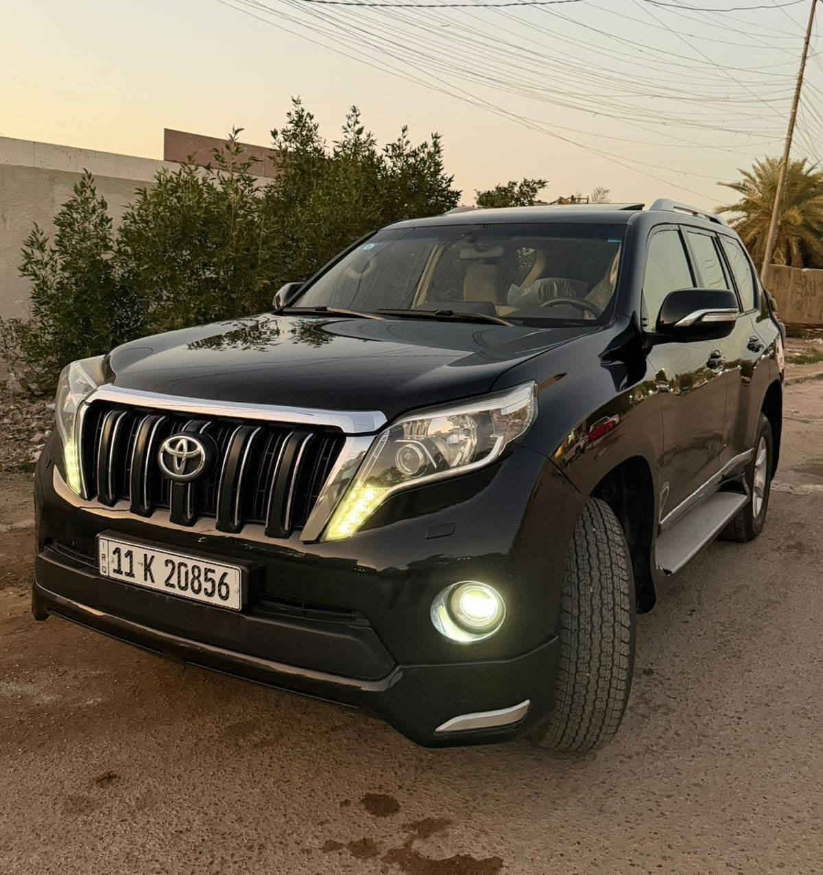 تويتا برادو TXL 2017محركV6 فول مواصفات رقم بغداد 
سيارة جاهزة ونظيفة وما بيها دينار مصرف ماشية190 الف 
فتحة سقف.
عجلات ألمنيوم
مصابيح  زنون
مرايا جانبية قابلة للطي إلكترونياً بلون السيارة.
 (سبويلر) خلفي. 
المواصفات الداخلية والرفاهية:
7 مقاعد (مقاعد خلفية قابلة للطي).
مقاعد مخمل عالية الجودة 
نظام دخول ذكي وتشغيل بصمة.
شاشة لمس مع نظام ملاحة (خريطة)، بلوتوث، وفتحات USB/AUX.
تكييف أمامي وخلفي مركزي.
ثلاجة للمشروبات.
تحكم بالمقود (مثبت سرعة، صوت). 
الأمان والسلامة:

🛑 السعر سوي تعليق يصل مباشرة 🤖 

نظام فرامل مانعة للانغلاق (ABS).
نظام التحكم في ثبات السيارة (VSC).
وسائد هوائية للسائق والراكب.
حساسات خلفية/أمامية وكاميرا خلفية.
نظام مراقبة ضغط الإطارات.تشغيل عن بعد. 

للاتصال ***********
