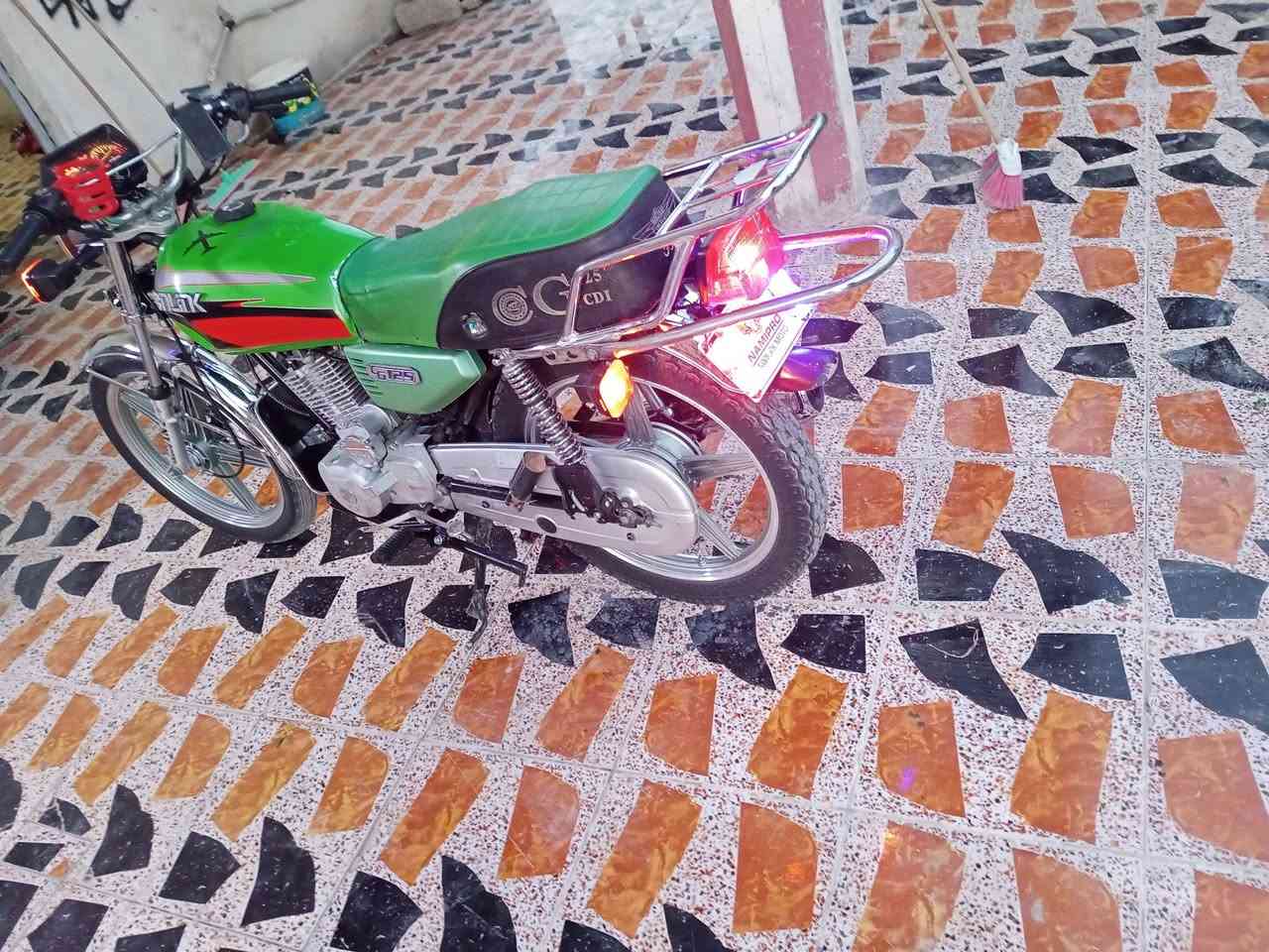 سلام عليكم اخوان عندي هاي الدراجه سافين للبيع محرك ما مفتوح كلها شغاله مابيها اي نقص  مكاني كركوك رقم الهاتف ***********
