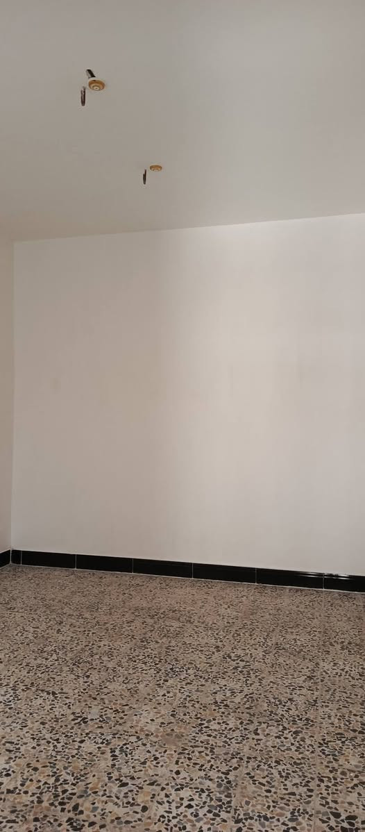 بيت للايجار
مساحه 100 م بيه غرفتين وصاله ومطبخ وصحيات
 العنوان مقابل باب المطار الدخول
***********
