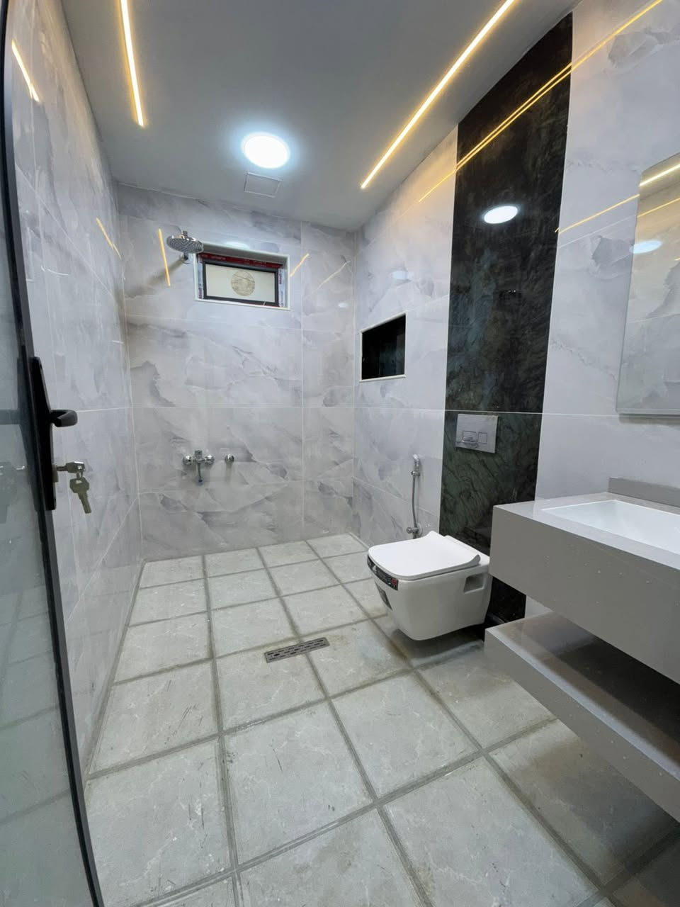 السلام عليكم 
للبيع ١٢٠ متر طابو صرف زيرو جاهز للسكن
واجهة ٦ م نزال ٢٠ يحتوي على صالة و مطبخ
و مناور و صحيات و ٥ غرف نوم و بيتونة و سطحين
إضافة إلى شلال داخلي و حولي و كراج صغير 
موقع بغداد حي الجهاد ديوان المخابرات 
خلف شارع ٦٠ للاستفسار الاتصال على 
*********** متوفر واتساب
