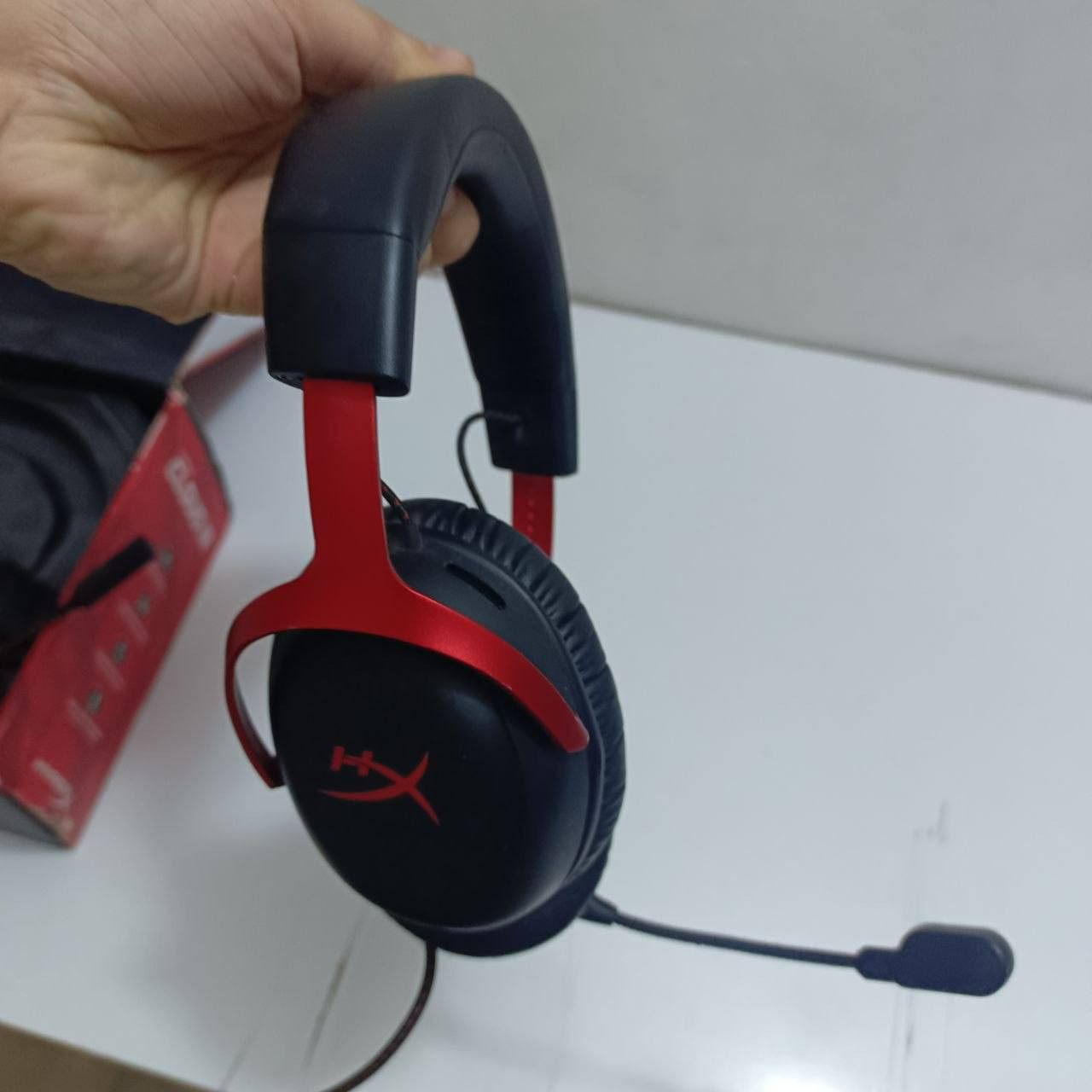 السلام عليكم 

سماعة هايبر اكس كلاود ثري مستخدمة 
نظيفة وكارتونتها وملحقاتها وياهة 
السماعة خرافية الصوت والمايك فول بعد هايبر اكس ميحتاج احجي ، بس بيها شغلة وحدة بسيطة كلش زر الميوت خربان ويتصلح يعني ممأثر على السماعة 

السعر 60 الف 
مكاني بغداد الجديدة 
***********
