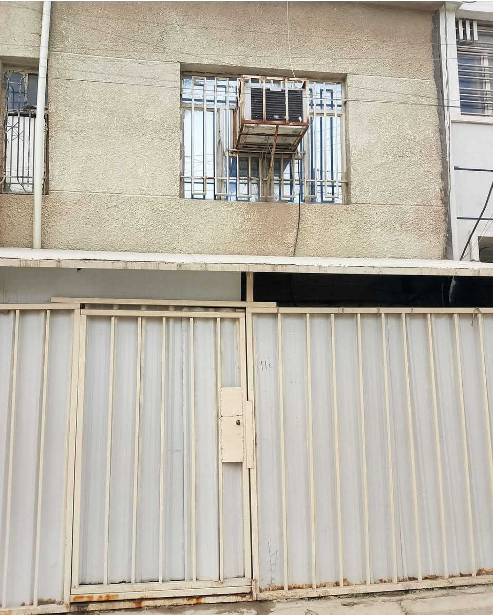 السعر مناسب جدن
بسم صاحبة الشرعي 

مشتمل للبيع مساحة 50 م واجهة 5 في 10 
يحتوي على غرف نوم عدد 2 + صالة ومطبخ وخدمات 
📍حي الجهاد خلف مدرسة البيداء الافين 
***********
