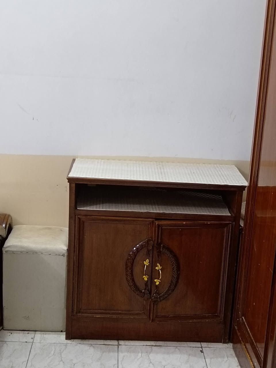 السلام عليكم غرفه اخشاب عراقي تفصال ثقيل قويه مابيها ضرر فقط هاي الجامه والجامه كلها ب ٢٥ الف بيها قاصه سريه +دوشك ثقيل سبرنك مستخدم قفل 650 واتساب *********** +زاويه ماصورتها
