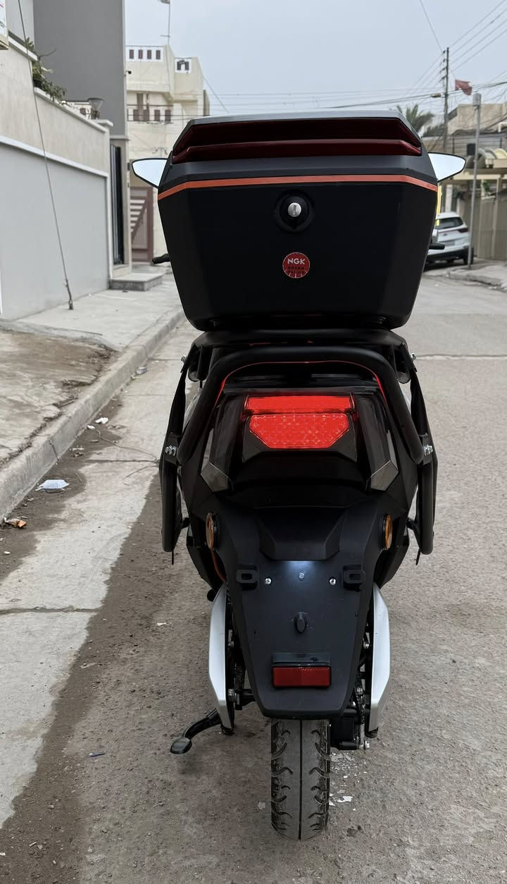 السلام عليكم دراجه شحن للبيع صقر غنيه عن التعريف
دراجه جديده كلش شبه زيرو ماشيه 40 كيلو فقط 
6 بطاريات مسطره  بصمات 2 سويجات 2
التحويلات 1.2.3
السرعه 85
ملف 2000W
 اطارتً جوبلس  
مثبت سرعه 
بريكات دسكات دهن هدروليك 
درع حديد 
تشغيل عن بعد 
جهاز إنذار 
قفل ستيرن 
جنطه خلفيه اصليه
مساحه تخزين تحت الكشن كبيره  
نضام رجوع ال خلف R
نضام USB
شاحنه تدعم الشحن السريع  ولايقاف ذاتي 
السعر 950 الف بيها مجال 
اي استفسار اتصال
*********** بغداد البياع
