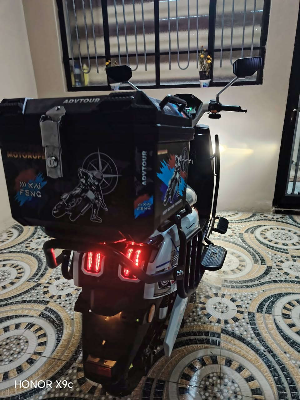 السلام عليكم أدرك ان مدرع ماطور اخو الجديد للبيع كل شرط مواصفاته معروفه دبل اشاره يمين  يمين يسار لايت عالي ناصي زينون  بي بك  ست بطاريات شرط على الفحص مسطره ويا صندوق، سعر 675 وبي مجال للطيبين مكاني موصل الايسر حي القاهره الرقم ***********
