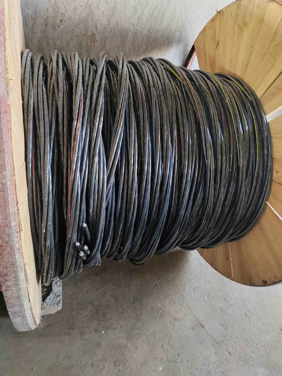 السلام عليكم اخوان يوجد كيبل ضفيره تركي اربع خطوط ابو 50) (200 متر اصلي تركي اصلي السعر  السعر خمسه وبيها مجال اللي يحب يتواصل معنا على هذه الارقام وفيهن واتساب ***********) (***********
