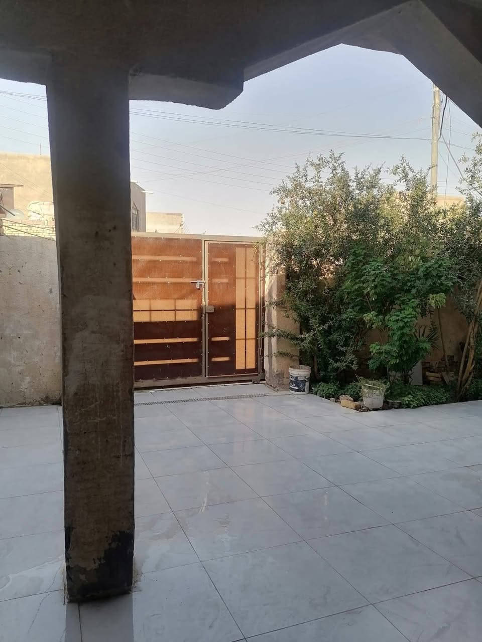 🏡 للبيع – منزل طابو في حي الإعلام
📍 الموقع: حي الإعلام، 

🔹 مواصفات المنزل:

- طابقان.
- الطابق الأرضي:
  - استقبال كبير.
  - غرفتان.
  - حمامان (داخلي وخارجي).
  - ساحة كبيرة جدًا.
- الطابق الأول:
  - 4 غرف (غرفتان مكتملتان وغرفتان قيد الإكمال).
  - صالة كبيرة جدًا.
  - بناء الطابق الثاني جديد 

💰 السعر: 190 مليون دينار عراقي، وقابل للتفاوض بشكل معقول.

📱 للتواصل (واتساب):
***********

التفاصيل كما موضحة في الصور.
