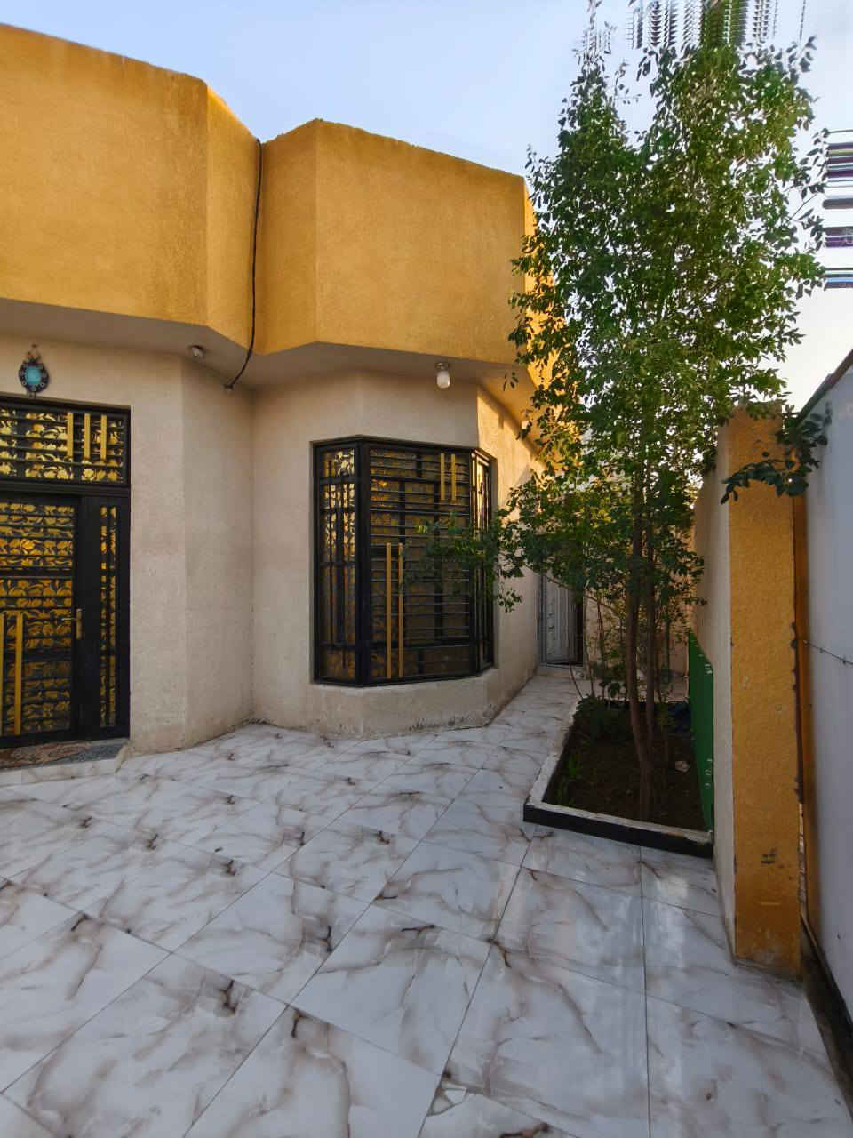 اسعد الله اوقاتكم بكل خير 🔷 
يتوفر بيت البيع المساحه 220متر طابو زراعي عراقي وكاله ونسخه من الطابو ◼️
طبعن البيت تحفه ما شاء الله 🛑
طبعن البيت يحتوي علا 
2قرف منام 
صاله
ديوان 
مطبخ 
كراج حديقه 
وصحيات داخلي وخارجي 🛑 
موقع البيت البصره ابو. الخصيب. شارع ابو كوصره 🔷
سعر البيت 86اوبي مجال 💸 
بلاش الاستفسار والاتصال علا 
***********
***********
