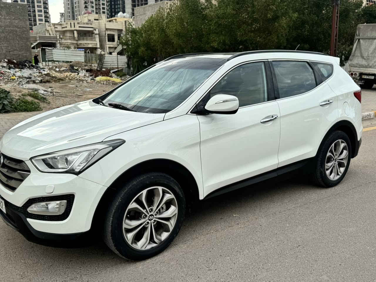 السلام عليكم سنتافي ٢٠١٥ خليجي فول ١/١ 
رقم بغداد دولي باسمي  
بصمه  بانوراما فور ويل زراكات   مكينه ٦ سلندر و مري شفط و قلاب ويه البك و كشنات  جلد كراسي كهرباء و ذاكره و تبريد بانو ٣ قطع و ٧ راكب و لايت زينون و السياره جاهزه مابيهه اي نقص  بيهه شبر صبغ بجاملغ الخلفي و موظح  بسونار  و السعر ١٦٨ ورقه  مكان السياره بغداد حي الجهاد و هذا رقمي *********** علي
