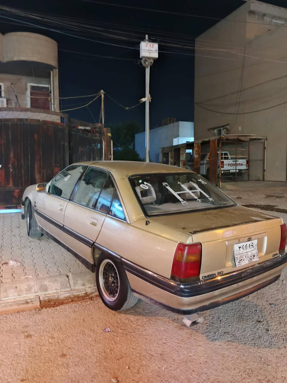 سلام عليكم..  سياره اوميكاا للبيع موديل 1992 سياره كير محرك بشرط اول ثاني ثالث بطناش شرط النشاط كهربائياات كله شغال تايراات جديد ماتصرف علي ولاربع والنضافه كدام العين سنويه ساقطه من 2020 السعر 36 وبيهاا مجال الرقم.. ***********   الشراي يخابر. لو يجي خاص
