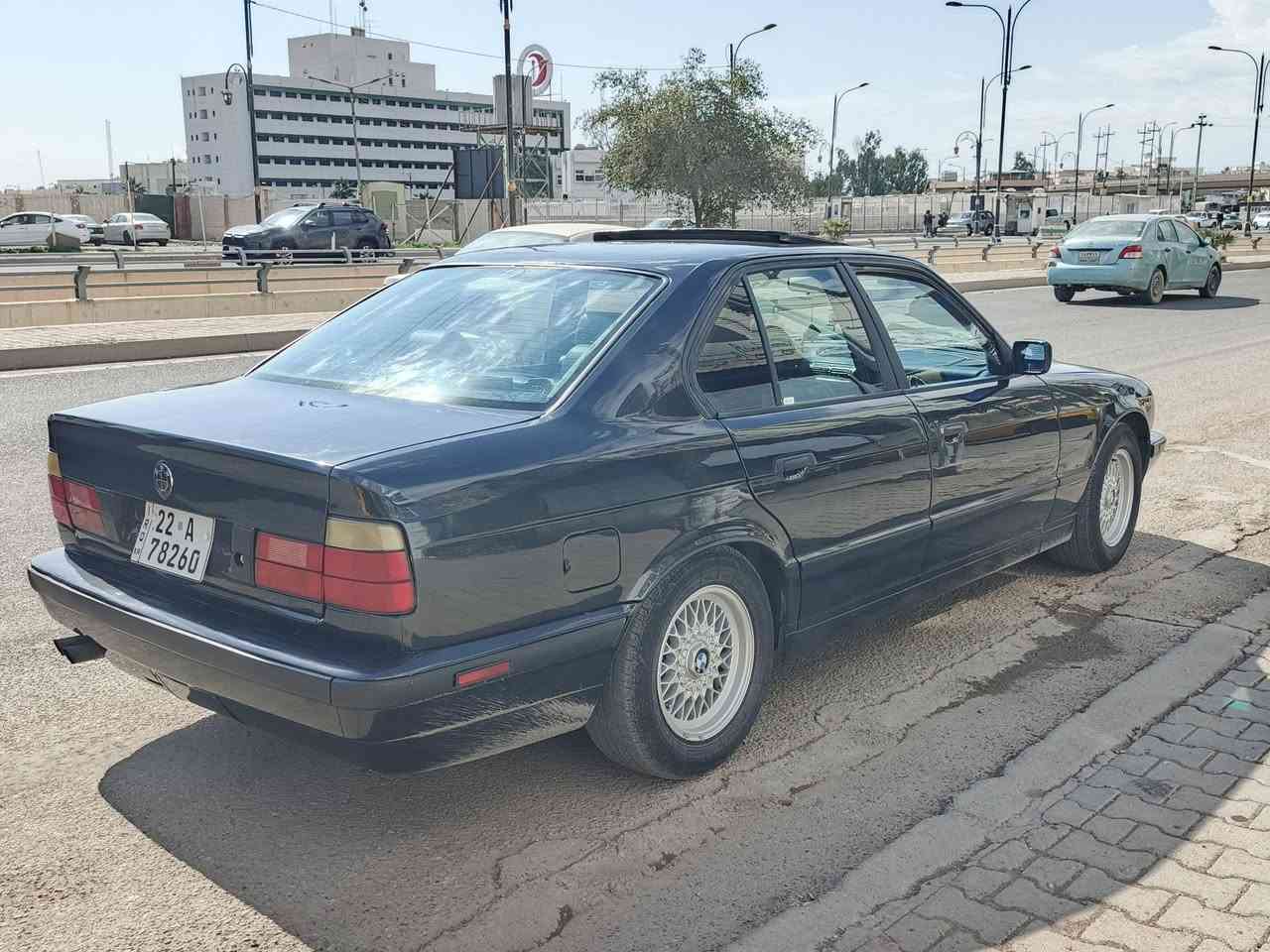 السلام عليكم بي ام للبيع موديل 1993 حجم 525 اصل مابيها اي ضرر صبغ جمالية فقط سنوية جديده دفتر بانزين السياره فول دبل ايرباك فتحه سقف كشنات جلد محرك جديد شديته قبل شهرين مروحه كهربائية f01  منظومة غاز قبل شهر شديتها بالصمود تبريد خير من الله كير خير من الله السيارة عندي بيها وكاله عامه وراعيها موجود بكركوك شرط التحويل مكان السيارة بغداد او كركوك لان دوامي بكركوك وسكني بغداد  
السعر 65 بيها مجال كلش بسيط ***********
