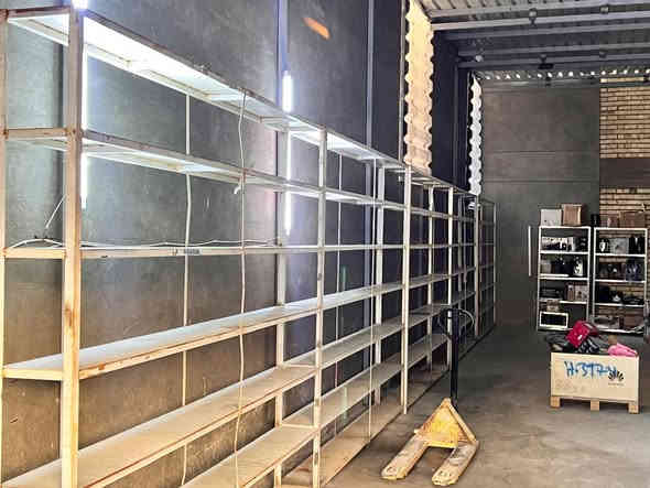 للايجار مخزن في البياع
🌍 الموقع: البياع، شارع 10
📏 المساحة: 150 متر مربع
📐 الواجهة: 7.5 متر
🏢 الارتفاع: 8 متر
🌐 النزال: 20 متر

المميزات:
 • مجهز بمكتب و رفوف.
 • يحتوي على عربة تنقل داخلية.
 • مزود بكهرباء مع مولد وطني.
 • الأرضية فلات (قطعة واحدة).
 • بابين:
 • باب مخصص لدخول العمال (خدمية).
 • باب مخصص لدخول السيارات الكبيرة (تحكم عن طريق الريموت).

ملاحظات:
 • المخزن محمى من الظروف الخارجية مثل المطر والرياح.
 • المخزن مجهز للاستخدام من قبل صاحب الملك.@إشارة***********
📞 للتواصل والاستفسار، يرجى الاتصال عبر الرسائل الخاصة
