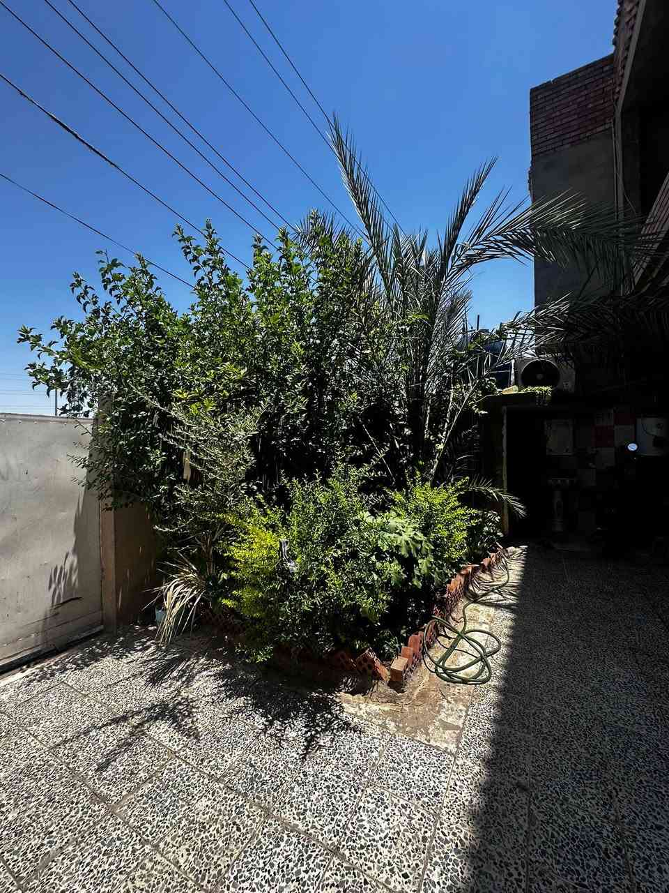 سلام عليكم بيت180متر+بيت 120متر البيتين نفس التصميم طابقين كاملات من كلشي كهرباء مي مجاري صايرات وجه عالشارع العام الشارع عرضه  30متر الموقع ديالى بعقوبه كاطون الرازي خلف المشروع اول ماتعبر المشروع عاليمنه ثالث بيت 
رقم الهاتف 
***********
اتصل وادلل
