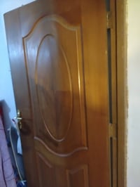 أبواب خشب اربعه وأبواب المنيوم2 وبيبان حديد وشبابيك بحاله جيده للبيع ل...