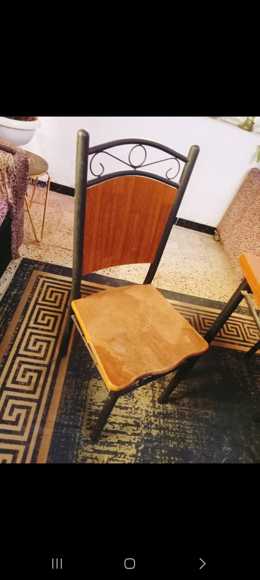 ميز طعام. مع ٤ كراسي.  الميز جدا نظيف. غير مستعمل. فقط الكراسي.   بيهن اضرار بسيطة يرادلهن لحيم بسيط.  السعر ٧٥ الف. بغداد العامرية. وات ساب ***********
