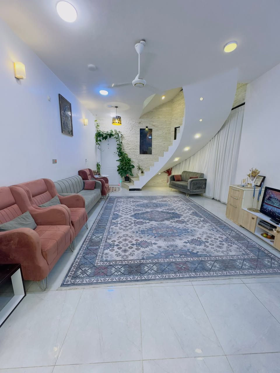 🏡 للبيع – بيت حديث البناء | حي ميسان / الشريط / منطقة 84

فرصة مميزة لامتلاك بيت حديث البناء بتصميم عصري وتشطيب فاخر، جاهز للسكن مباشرة.

📍 الموقع: حي ميسان – الشريط – منطقة 84
🛣️ شارع: 10 متر
📐 المساحة: 125 م²
🏠 طابقين
📏 الواجهة: 6.5 متر

✨ مواصفات البيت:
✅ بناء سنة 2023
✅ سند طابو صرف
✅ 3 غرف نوم (غرفتان في الطابق العلوي وغرفة في الطابق الأرضي)
✅ 3 حمامات
✅ صالة استقبال واسعة + مجلس ضيوف
✅ مطبخ مودرن بتصميم حديث
✅ أرضيات بورسلين فاخر
✅ ديكورات وإنارة مخفية وتشطيبات درجة أولى
✅ جاهز للسكن ولا يحتاج أي مصروف

💰 السعر المطلوب: 230 مليون دينار عراقي (قابل للتفاوض بالمعقول مع الجادين).

📞 للاستفسار والمعاينة: [‭***********‬]
