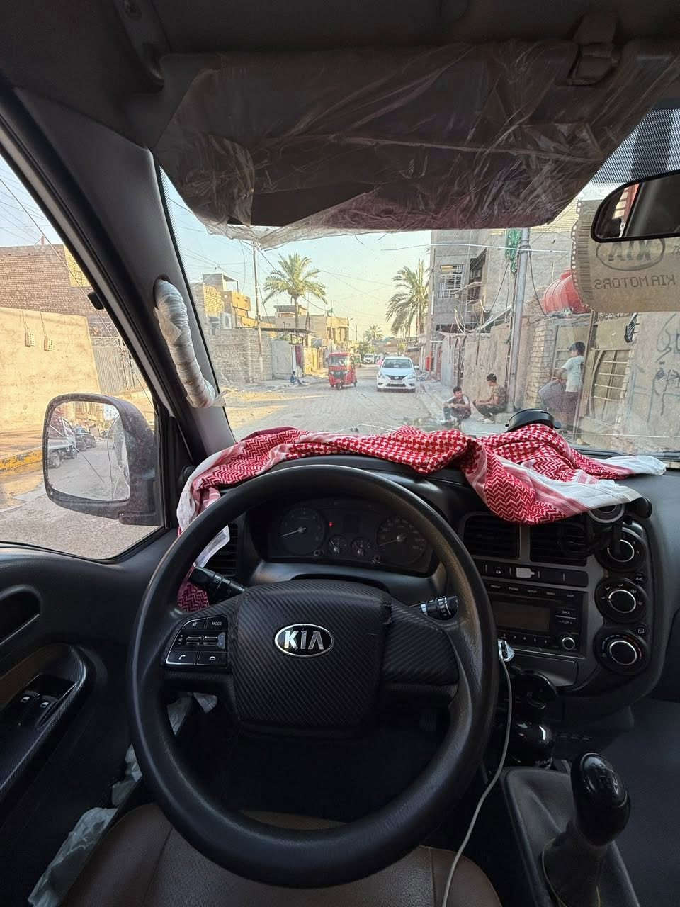 كيا حمل نثيا موديل 2021 بدون صبغ ولا ضربه نضيفه كلش كير محرك اكسل مكفول داخل جديد تخم تاير جديد صدر نظيف تبريد ثلج محجر وسقيفه وجادر جديد مسويلها جادر جديد تريد ومطالعه درب واحد ممشتغله السياره على اساس اشتغل بيها وبطلت تحب تاخذ المحجر كامل هو والجادر سعرها 137 بدون المحجر والجادر 135 عنوان بغداد 
***********
