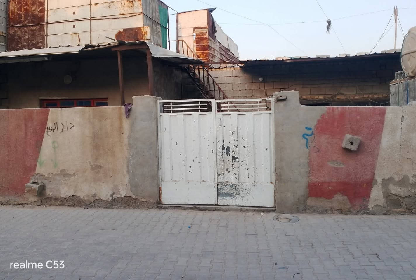 سلام عليكم عندي بيت 100متر مربع بحي البساتين مدخل جامع المرتضى خلف اسواق الصدرين منطقة حلوة لا ازالة ولا شي غرفتين وصالة وطرمة كبيرة كامل خدمات مقرنص ماي مجاري نظيف جاهز لسكن سقف جينكو بس مرتبة دربونة هدوء تعال واشوف بعينك اريدة ب23 وبي مجال واذا قسط ابيع حسب الاتفاق ***********واتساب
