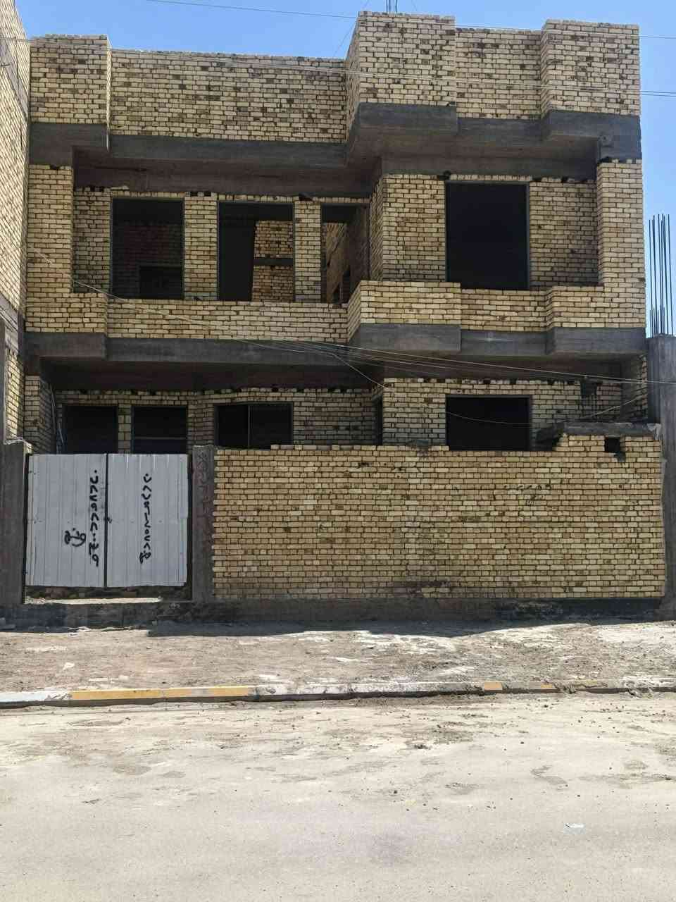 🔴هيكل بناء حديث للبيع🔴
بجانب ركن  
في حي 36 بشارع عشرين
الواجهه 10 والنزال 10
الطابق الارضي1️⃣ يتكون من  
1-غرفه
2-مطبخ
3-هول(صاله)
4-استقبال
5-صحيات خارجيه وداخليه
والطابق الثاني 2️⃣يتكون من
1-ثلاث غرف
2-هول (صاله)
ملاحضه :تكدر تسحب عليه سلفه
للأستفسار على هذا الرقم (اتصال +واتساب)

***********
