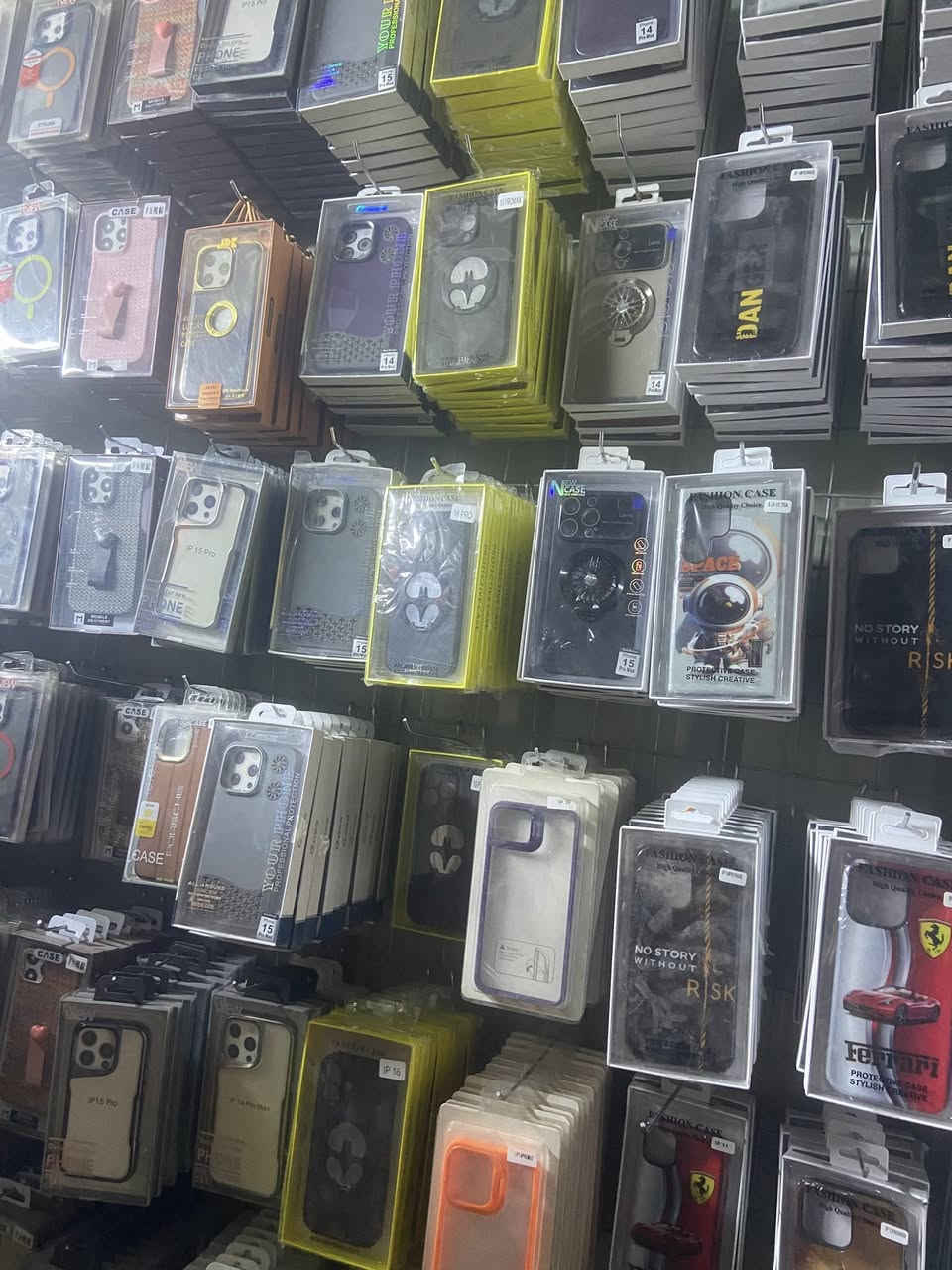 عرض خاص جمله فقط سعر الكفر 750 دينار  ايفون من 11 الى 16 نوعيات كلهن بكج توصيل لجميع المحافضات ***********#
