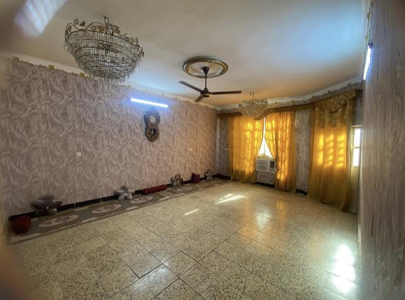 بيت للبيع مساحة ٢٠٠ متر
طابق ونص الطابق الثاني يحتوي غرفة ومطبخ صغير وحمام صغير 
الحميديـة شارع المعسكر 
للأستفسار ***********
