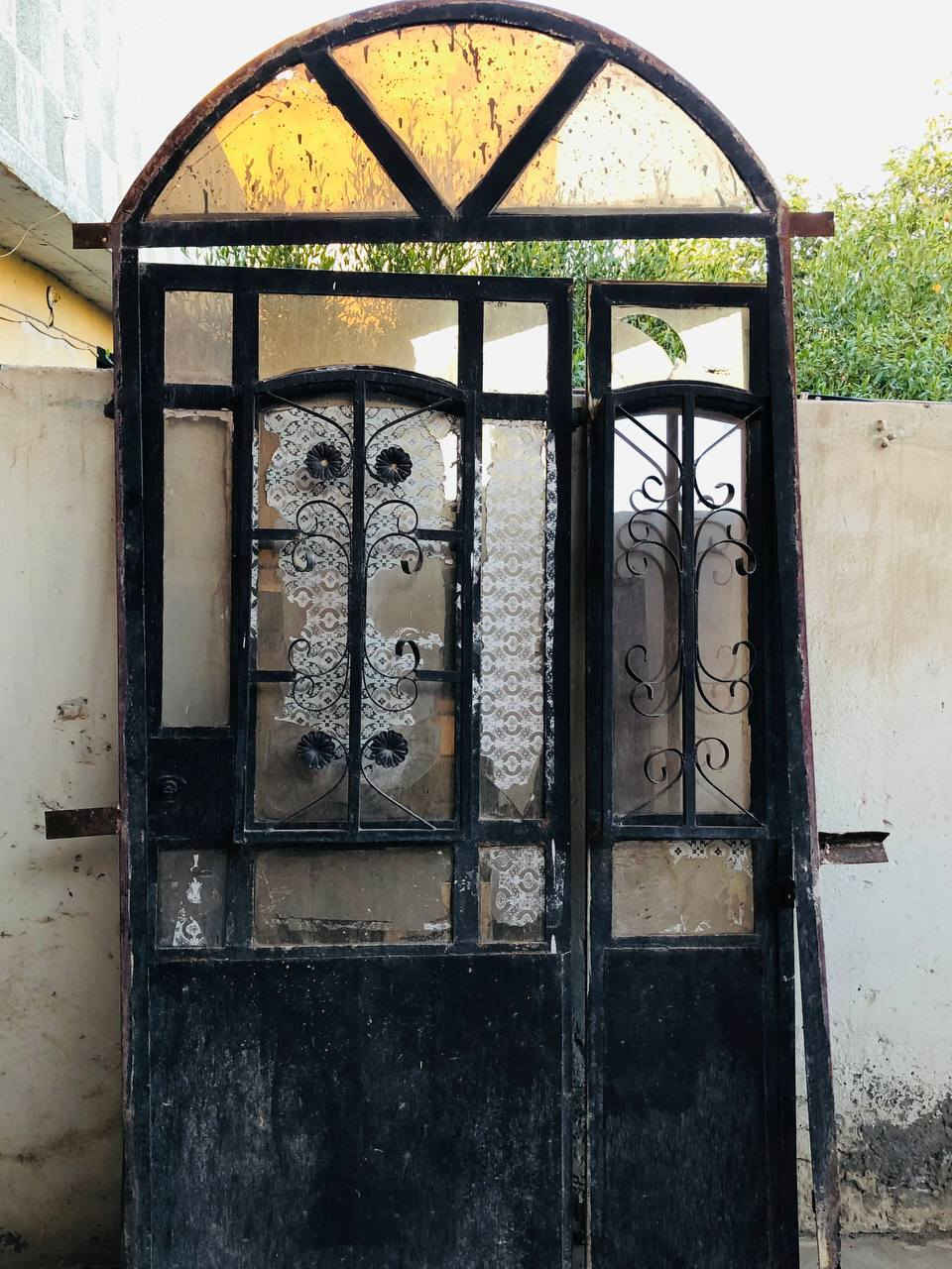 للبيع ثلاث أبواب حديد واثنين خشب ومحجر درج كلهن ب 300 ألف وبيهن مجال بسيط الخاص مفتوح +***********
