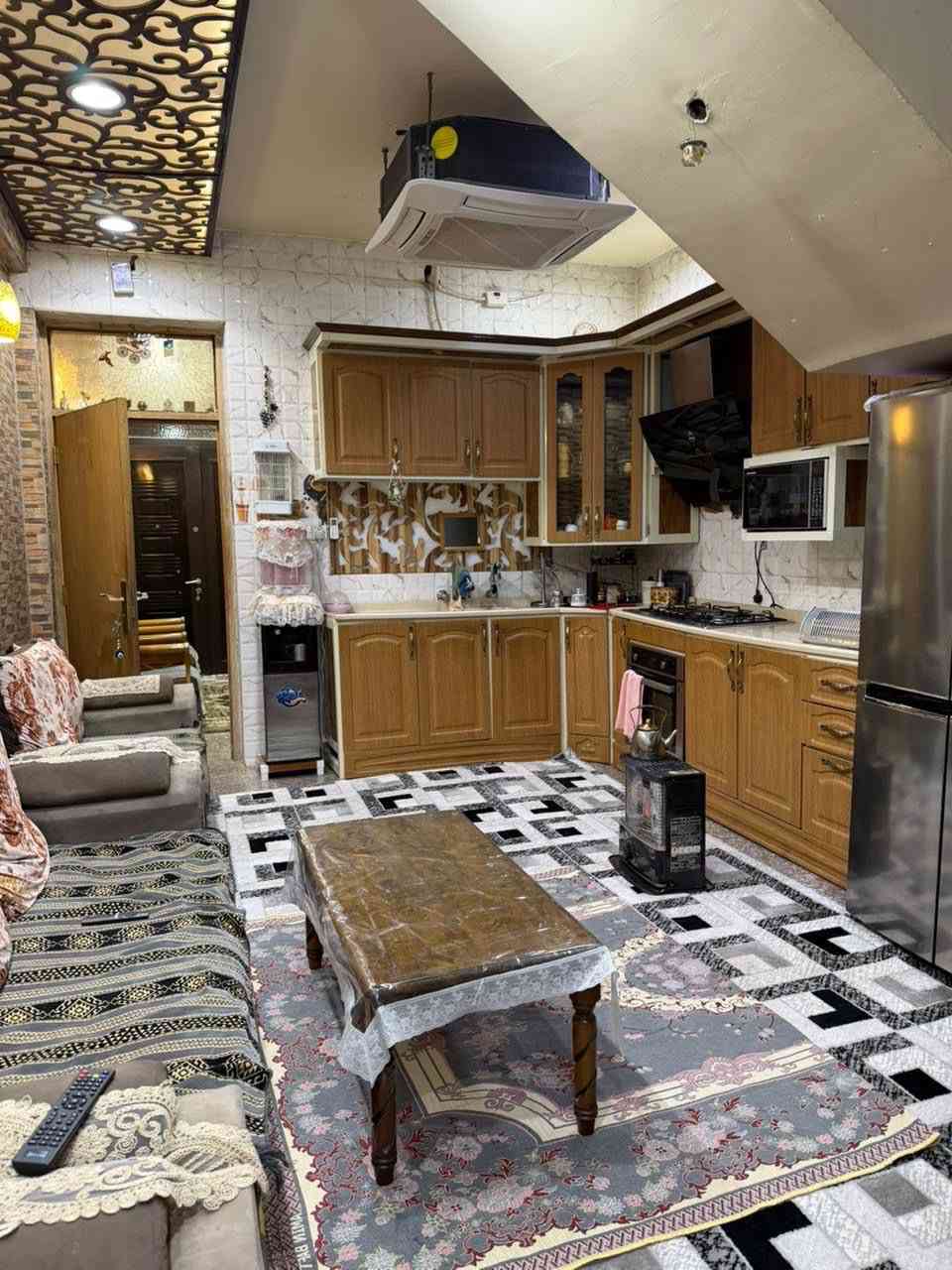 بيت للبيع المساحه 83متر قصه عدله
بناء 2018يحتوي على مدخل واحد استقبال 
صاله كبيره مطبخ بارد مع مطبخ حار خدمات 
غرفة نوم. والطابق الثاني غرفتين مع خدمات وصاله الطابع الثالث بيتونه سطحين 
الاستفسار على هذا الرقم مع صاحب الدار ***********
