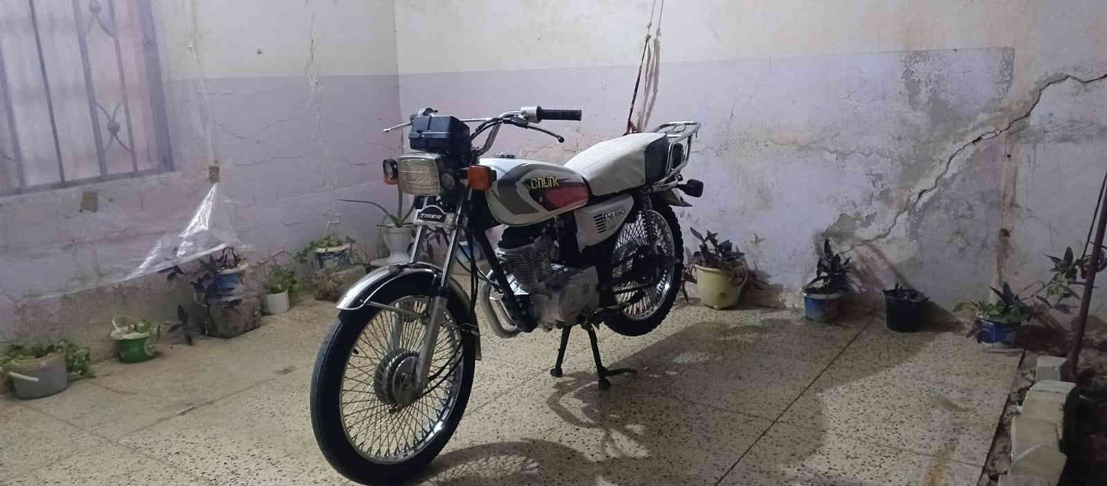 السلام عليكم اخواني ماتور تايجر للبيع موديل 20 ماكينه ما مفتوح ولا ملعوب بيه ماتور شغال كامل وايرمانيه كلها شغال ماطور جاهز نظافه فول سعر 450 عنوان العياضيه رقم التلفون *********** مو شراي لا تخابر
