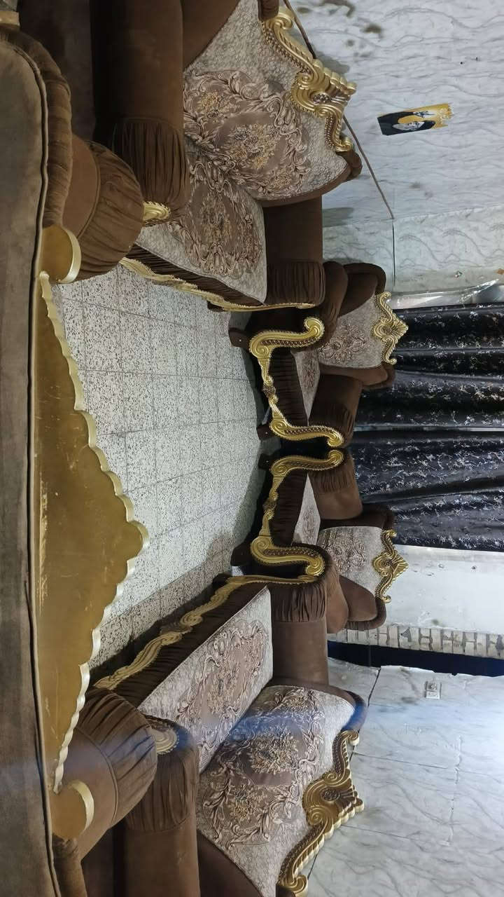 تخم ملكي 10مقعد 💺 نضيف جدا اي ضرر مابي تسكام خشب قوي وثكيل تكمه سفنج ضغط عالي سعر ,,300,,بي مجال مكان لبياع *********** يوجد واتساب
