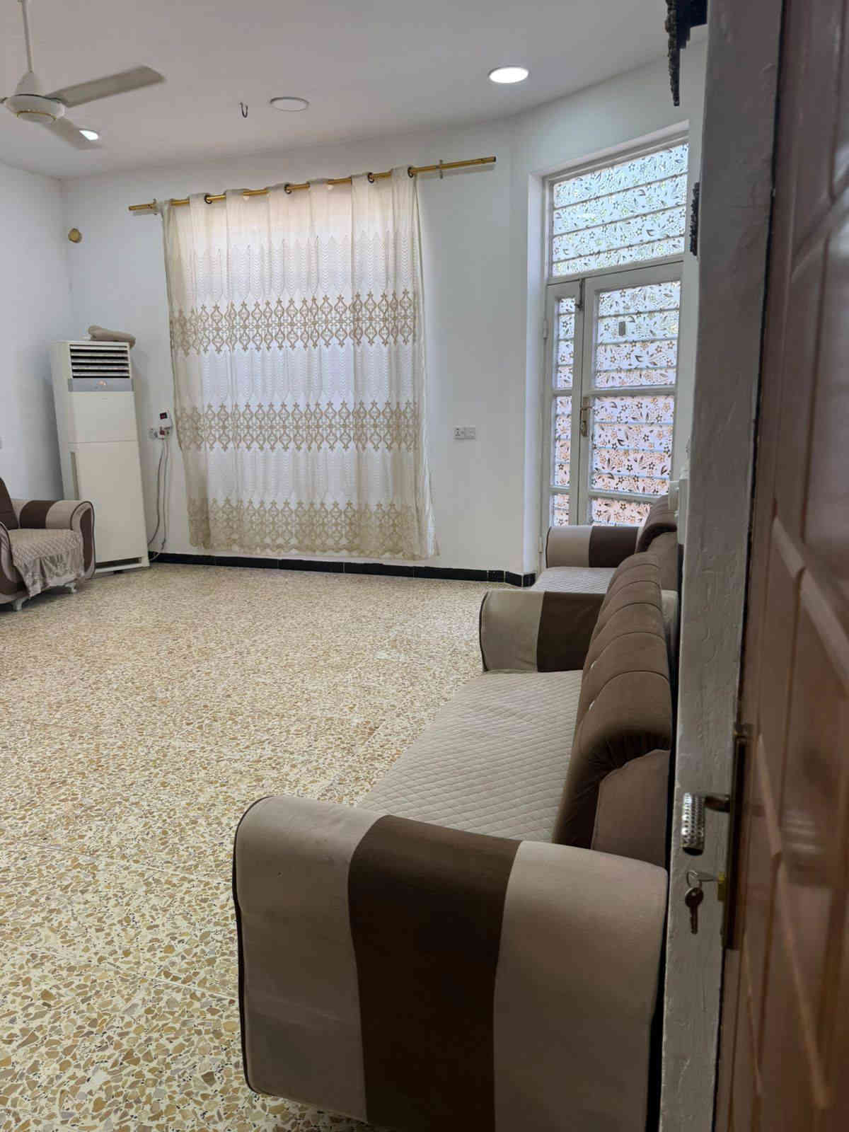 السلام عليكم بيت مساحه ٢٠٠طابق واحد السعر ١٨٥
بصفه قطعه ٦٠متر مكانه الشعله الدوانم شارع ابو موسى 
بصف الركن قرب اسواق الطائي
يحتوي على غرفتين حولي مطبخ
استقبال حمامات ٢منور للتواصل
 ***********واتساب
***********
