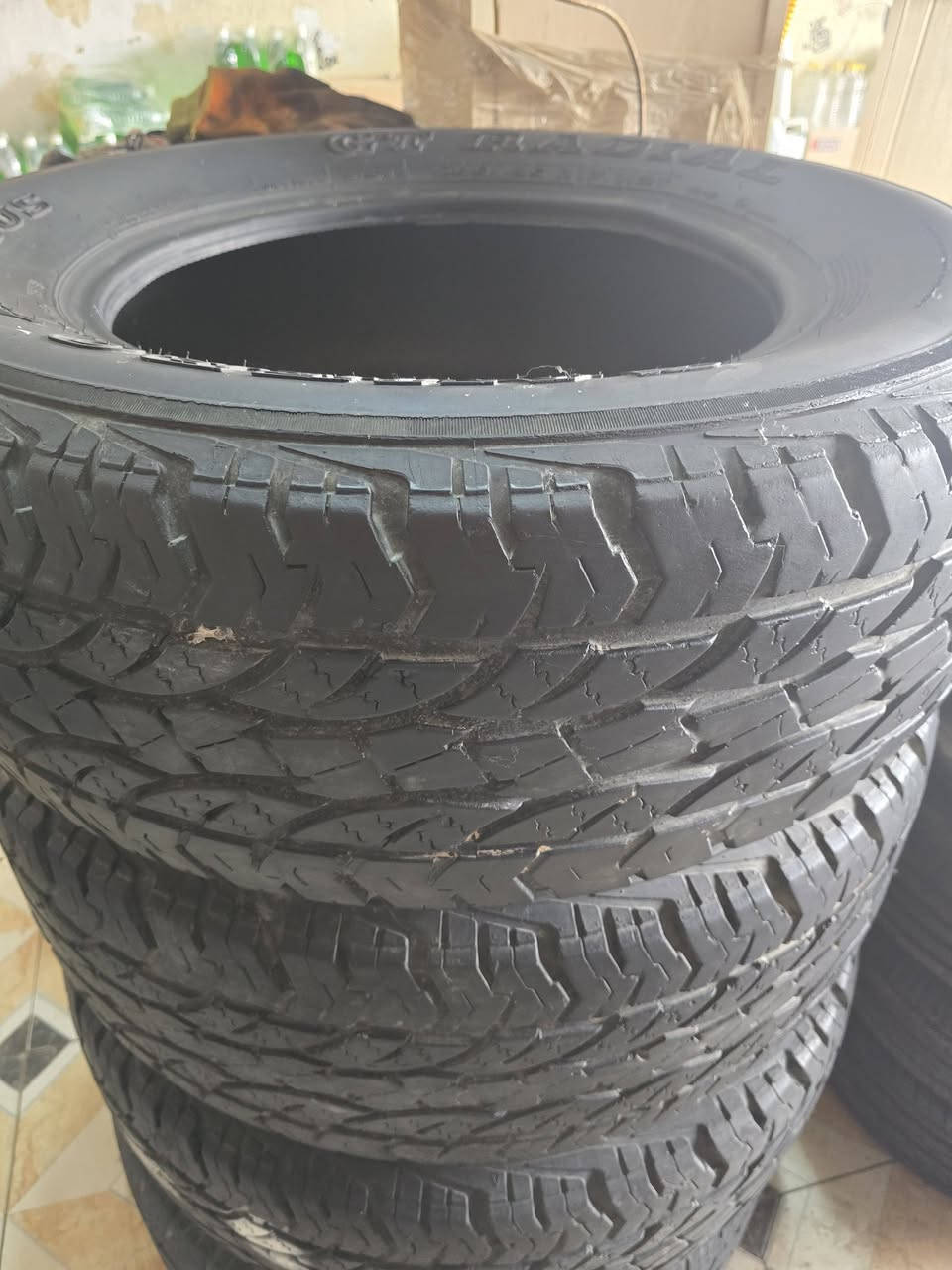 السلام عليكم 
يتوفر تاير باله 
حجم ١٧  ٦٥    ٢٦٥
حجم   ١٦   ٧٠    ٢٦٥
***********
الرميثه شارع العام
