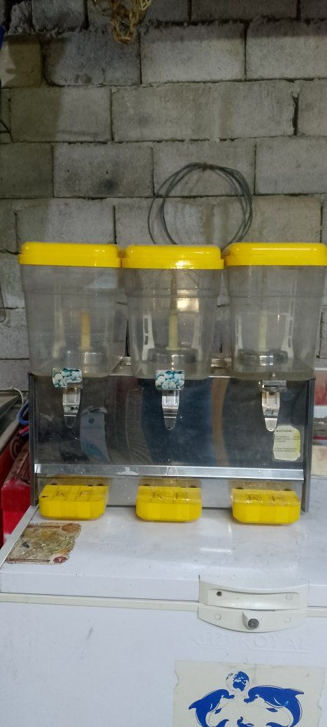 خلاط عصير ايطالي وضع شركة كامل شغل فول للتواصل ***********السعر 300
